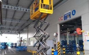 高效率移動式作業(yè)平臺在工廠車間的應用與特點