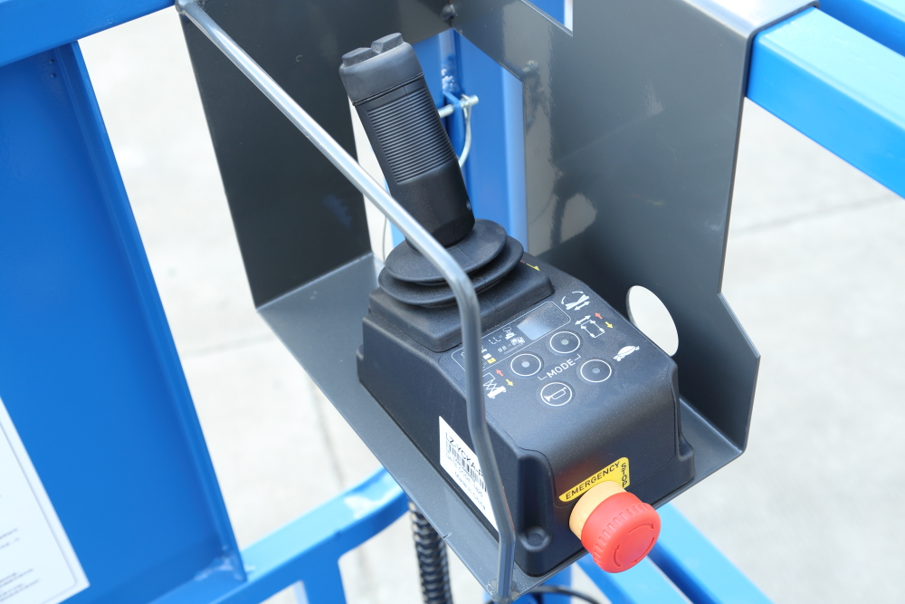 自行剪叉式高空作業(yè)平臺(tái)