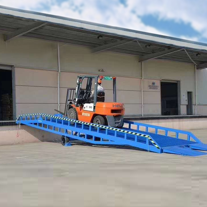 高效安全的桅柱式高空作業(yè)平臺(tái)助力車站清潔作業(yè)